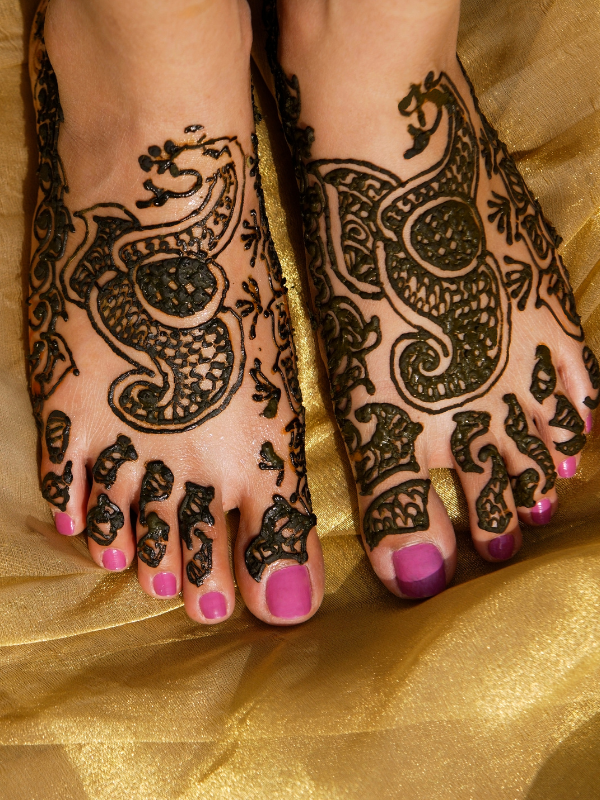 Delicate-vine-and-Leaf-Henna-Designs-for-Feet