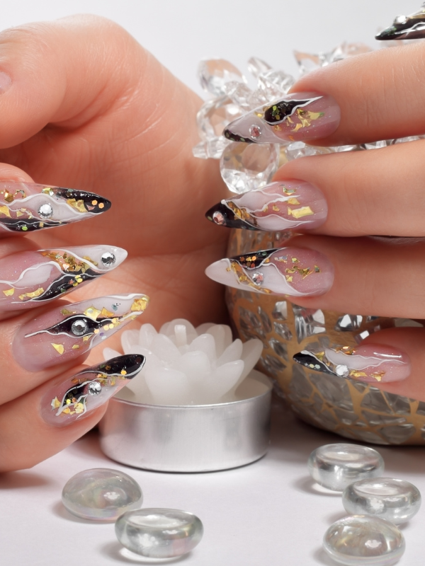 Minimalist-Line-Art-Nails