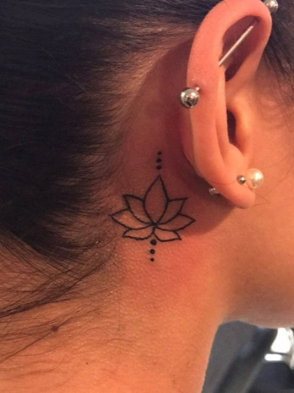 Flower-behind-ear-Tattoo